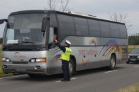 policjant sprawdza stan trzeźwości kierowcy autobusu