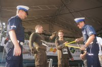 policjanci uwalniają finalistów biegu skazańców