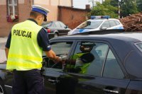 policjant bada kierowcę alkometrem
