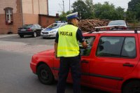 policjant kontroluje stan trzeźwości kierowcy