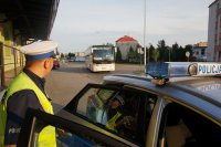 policjant zatrzyma autobus do kontroli drogowej