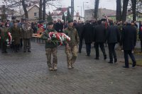 Żołnierze składają kwiaty pod pomnikiem poległych