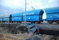 Pociąg i samochód po zdarzeniu w Molnej