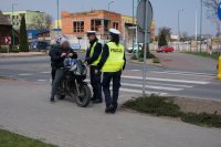 Policjanci kontrolują motocyklistę