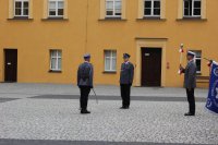 Dowódca uroczystości składa meldunek Pierwszemu Zastępcy Komendanta Wojewódzkiego Policji w Katowicach