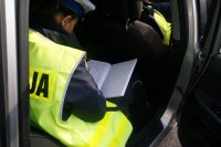 Policjanci sporządzają dokumentacje