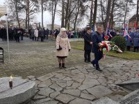Kwiaty składa Poseł na Sejm RP