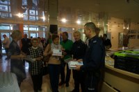 Wiceburmistrz wraz z policjantami rozdają koperty życia seniorom