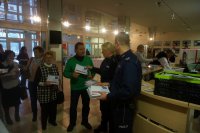 Policjanci wręczają koperty seniorom