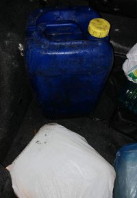 Pojemniki z paliwem znalezione w bagażniku