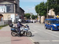 Przejście wiernych ulicą Żwirki i Wigury