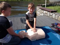 Dzieci ćwiczą udzielanie pierwszej pomocy