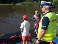 Policjanci uświadamiają dzieci o zagrożeniach nad wodą