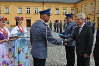 Były Komendant insp. Andrzej Hudy odbiera medal pamiątkowy