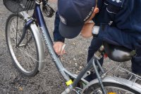Dzielnicowy znakuje rower