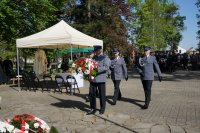 Policjanci składają kwiaty