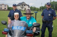 Uczestnicy ogladądają policyjny motocykl