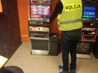 Policjanci zabezpieczają nielegalne automaty