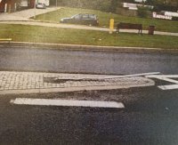 Na zdjęciu uszkodzone znaki drogowe w Herbach.