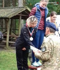 Na zdjęciu mężczyzna w wojskowym mundurze wręcza dyplom stojącej na podium Agnieszce Czyżewskiej.