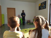 Na zdjęciu przedszkolaki w czasie spotkania z policjantką w Strzebiniu.