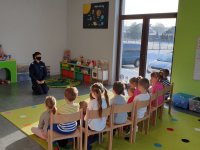 Na zdjęciu policjantka w czasie spotkania z dziećmi w Strzybiniu.