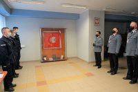 Na zdjęciu policjanci Komendy Powiatowej w Lublińcu w sali konferencyjnej w trakcie ślubowania nowych policjantów.