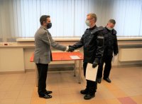 Na zdjęciu Komendant Powiatowy w Lublińcu młodszy inspektor Dariusz Kiedrzyn składa gratulacje nowoprzyjętemu policjantowi.