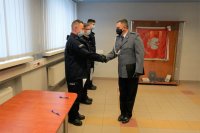 Na zdjęciu Pierwszy Zastępca Komendanta Powiatowego Policji w Lublińcu nadkomisarz Mieczysław Krysiak składa gratulacje nowoprzyjętemu policjantowi.