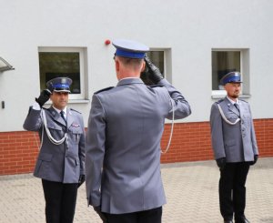 Na zdjęciu święto Policji 2021 w Lublińcu - meldunek dowódcy uroczystości.