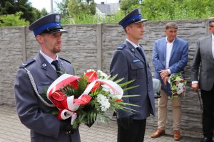Na zdjęciu święto Policji 2021 w Lublińcu. Delegacja z kwiatami.
