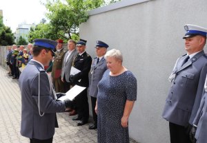 Na zdjęciu święto Policji 2021 w Lublińcu. Komendant wręcza podziękowania dla pracowników cywilnych.