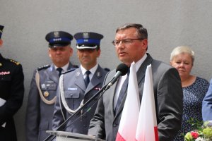 Na zdjęciu święto Policji 2021 w Lublińcu. Przemawia Starosta Lubliniecki Joachim Smyła.