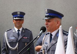 Na zdjęciu święto Policji 2021 w Lublińcu. Przemawiający aspirant sztabowy Jacek Bryła.