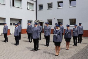 Na zdjęciu święto Policji 2021 w Lublińcu. Policjanci na placu apelowym przed mianowaniem.