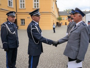 Na zdjęciu Komendant Powiatowy Dariusz Gajzler wręcza mianowanie policjantowi.
