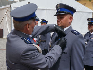 Na zdjęciu wręczenie medali związkowych, widoczne przypinanie medalu do munduru.