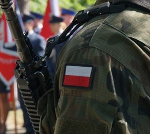 widoczna naszywka flagi państwowej na rękawie munduru żołnierza